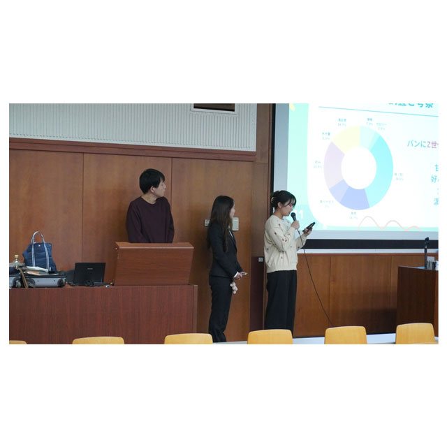 チームに分かれてのプレゼン時の様子