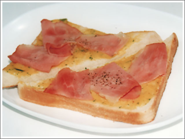 ハムと既製のパスタソースのトースト