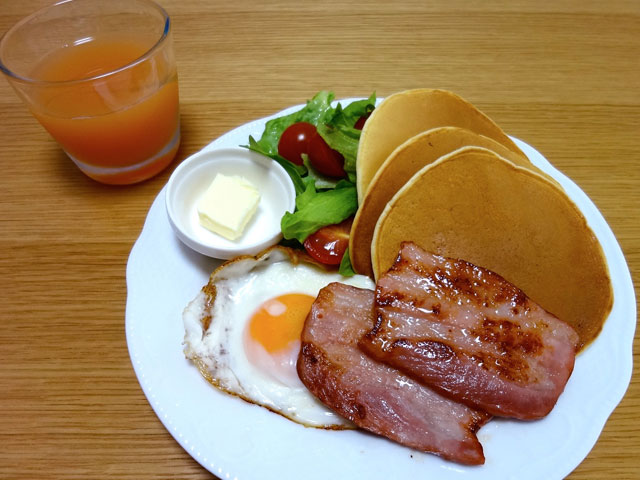 ベーカリーカフェメニュー⑤『パンケーキ&ツナとひよこ豆サラダ』